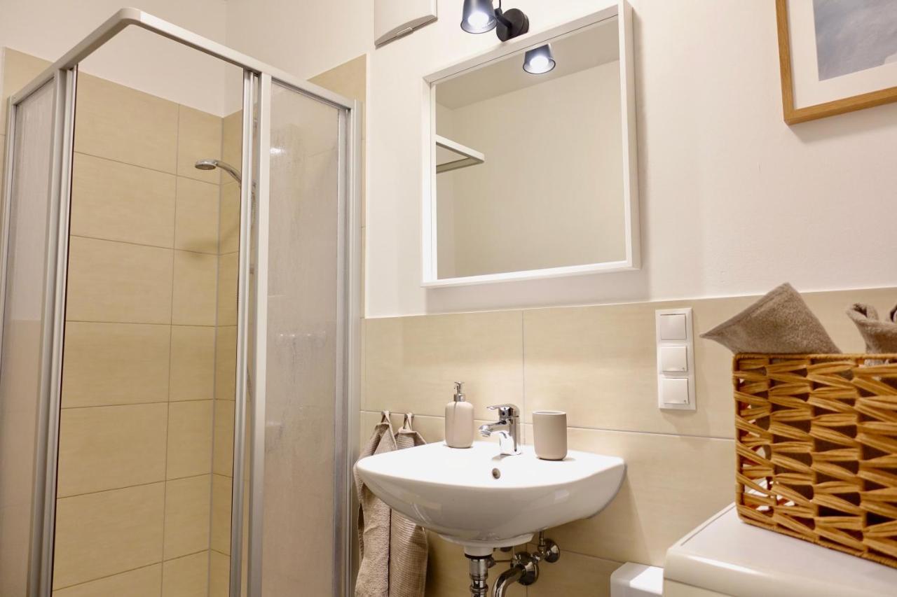 NEU - gemütliches und modernes Apartment mit Stellplatz Coblenza Exterior foto